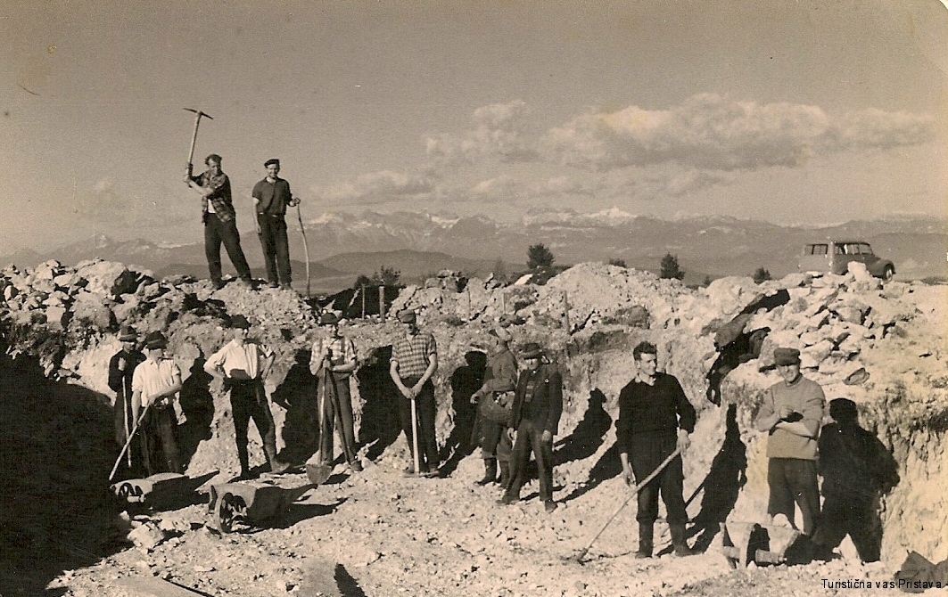 Začetek gradnje partizanskega doma na pristavi nad sticno