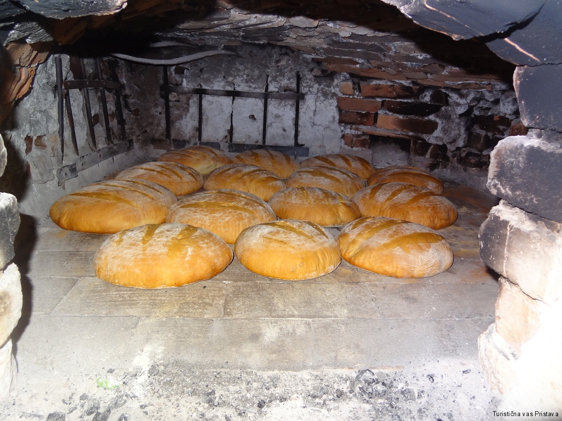 Kruh v krušni peči Pr Okornu