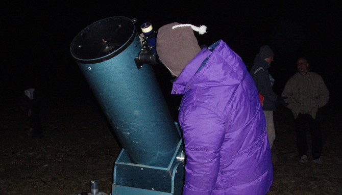 spikino-srecanje-astronomov-opazovanje-teleskop